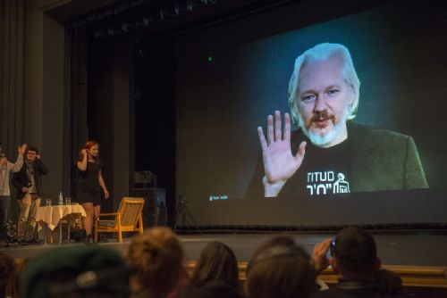Foto: Ji.hlavu virtuálně navštívil Julian Assange i Andrej Babiš