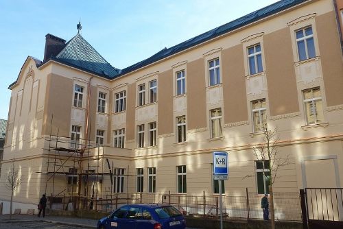 Obrázek - Celkový pohled na budovu gymnázia v Havlíčkově Brodě při demontáži lešení