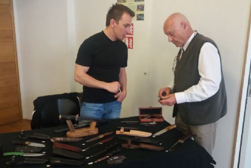Obrázek - Vlevo Aleš Vencovský prodává své nože na různých výstavách