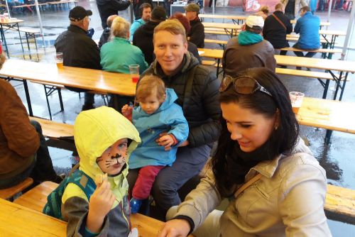 Obrázek - Rodiče vzali na Svatováclavské slavnosti  své děti