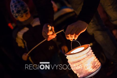 Foto: Svatému Martinovi svítily na cestu stovky lampionů
