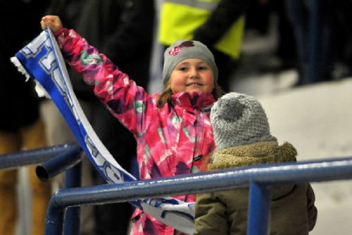 Obrázek - Malí fanoušci na zimním stadionu v Kolíně.