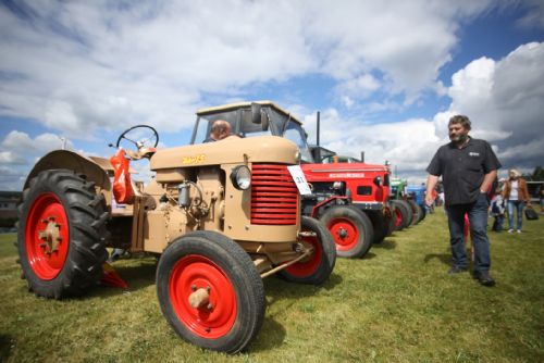 Foto: Historické traktory ve Šrdlovicích