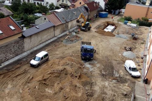 Foto: Havlíčkobrodské gymnázium prochází rekonstrukcí, roste i nové hřiště