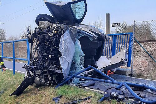 Foto: Auto u Jihlavy spadlo z mostu na cyklostezku