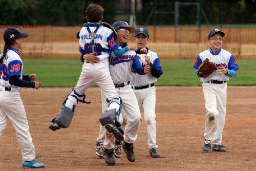 Obrázek - Baseballisté Třebíče se radují ze zisku titulu Mistra České republiky.
Foto: Robert Vávra