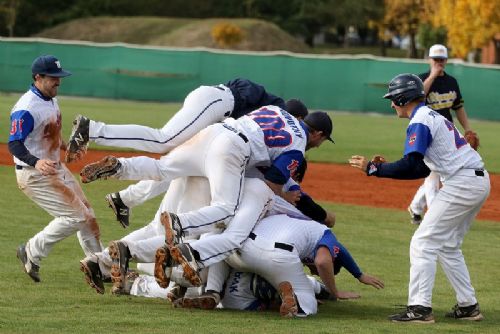 Obrázek - Muži Třebíče se radují z vítězství ve finále první baseballové ligy.