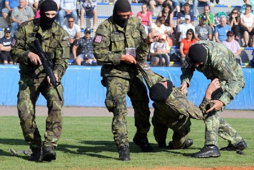 Obrázek - Army Day Na Hvězdě v Třebíči zpestřila během baseballového utkání také komentovaná ukázka boje muže proti muži. MuSaDo v provedení vojáků z 225. letky bojového zabezpečení
