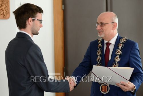 Obrázek - Gratulaci za velký úspěch přijal Matěj od starosty Havlíčkova Brodu Jana Tecla