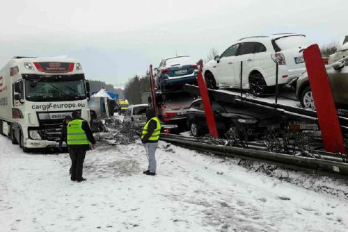 Foto: Hromadné nehody stále blokují dálnici D1 u Větrného Jeníkova