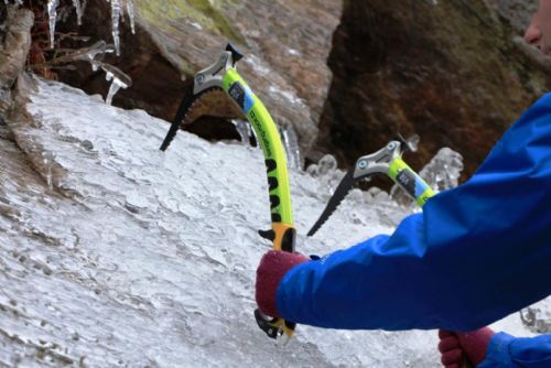 Foto: Ledoví horolezci se připravují na stěnu ve Víru
