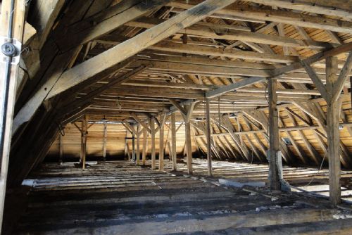 Obrázek - Bývalý panský špýchar v Krucemburku, trámový mansardový strop
Zdroj: NPÚ, územní odborné pracoviště v Telči 