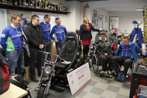 Obrázek - Standu přijel podpořit i tým zdravých a handicapovaných cyklistů. Foto: Martina Strnadová.
