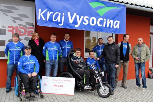 Foto: Vysočinský tým Handy cyklo maratonu 2016 podpořil koupi nového vozíku pro Standu Hájka 