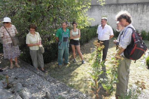 Obrázek - Vladislav Vejtasa (uprostřed) hovoří o zahradě Muzea Otokara Březiny