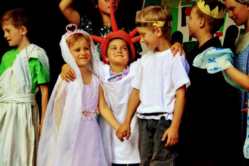 Foto: Děti přivítaly v Proseči-Obořišti léto Šípkovou Růženkou