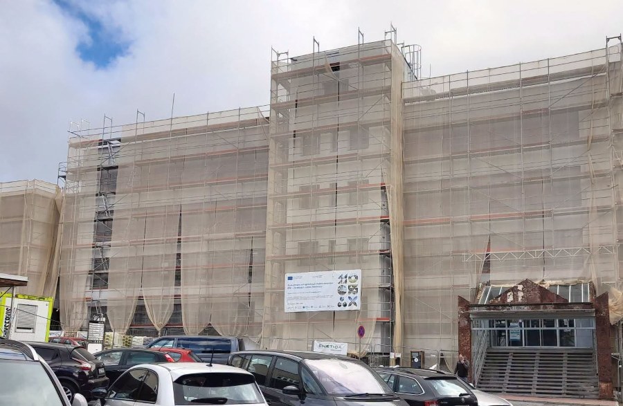 Pelhřimov spouští fotovoltaiku na městském úřadu. Rekonstrukce má snížit energetickou náročnost budovy