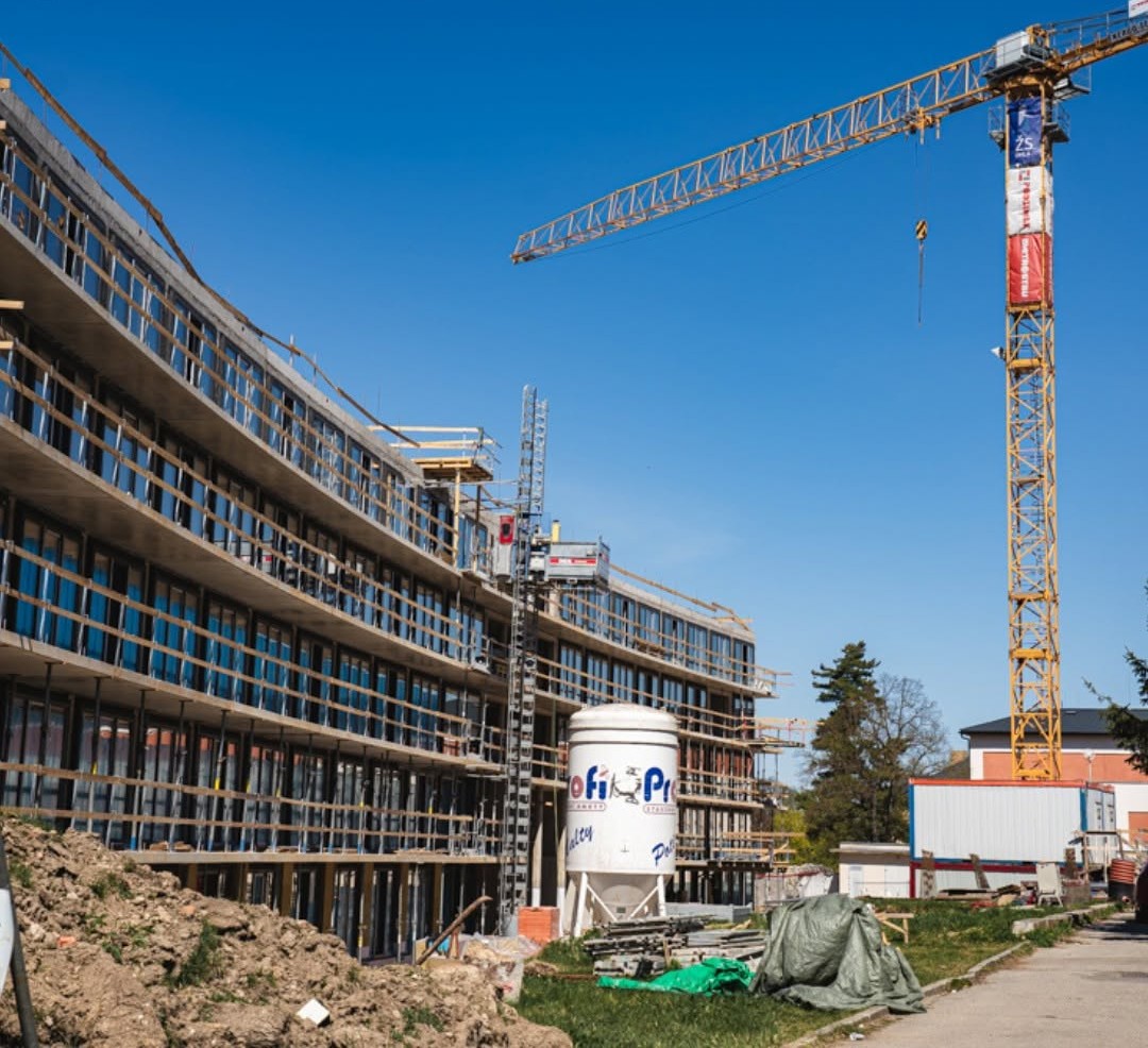 Stavba kolejí VŠPJ v Jihlavě se opět zastavila. Soud vrátil řízení k dalšímu projednání