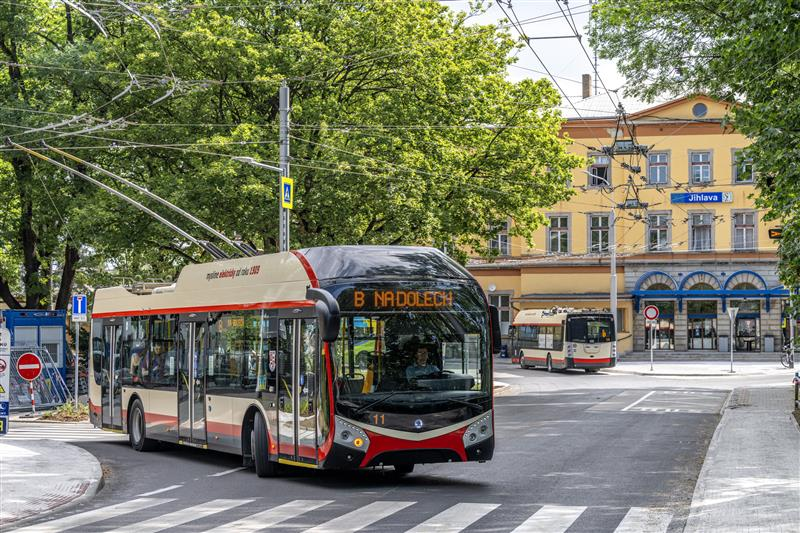 Jihlava posouvá přechod u nového terminálu. Trolejbus po zastavení zůstane bez proudu