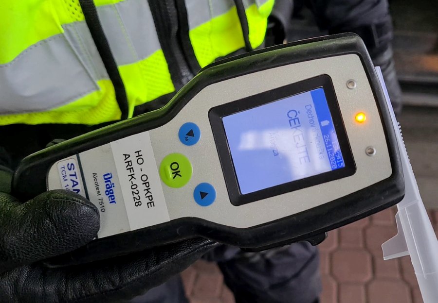 Motorkář u Štoků vyjel ze silnice I/38 a narazil do propustku. Dechová zkouška ukázala 1,19 promile