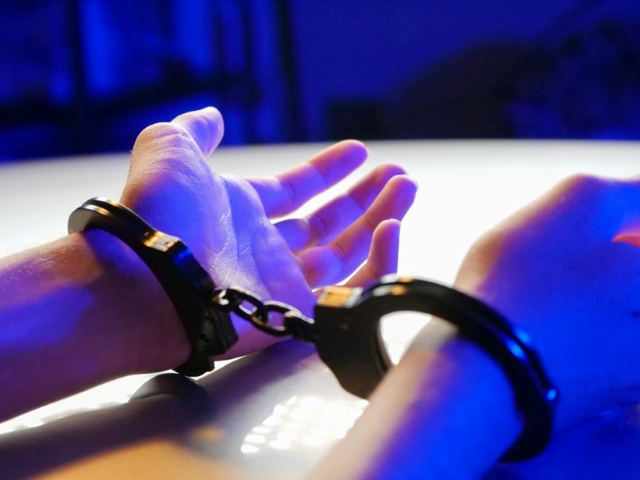Noční honička u Netína skončila nárazem do policejního vozu. Řidič měl přes jedno promile