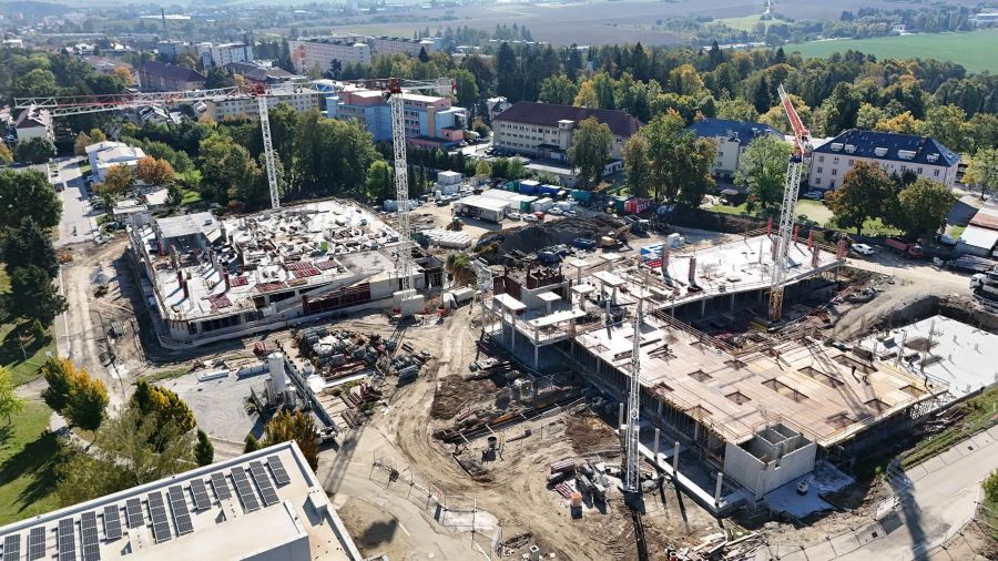 U jihlavské nemocnice nakonec vznikne parkovací dům se 704 místy. Kvůli navýšení kapacity se jeho otevření posouvá
