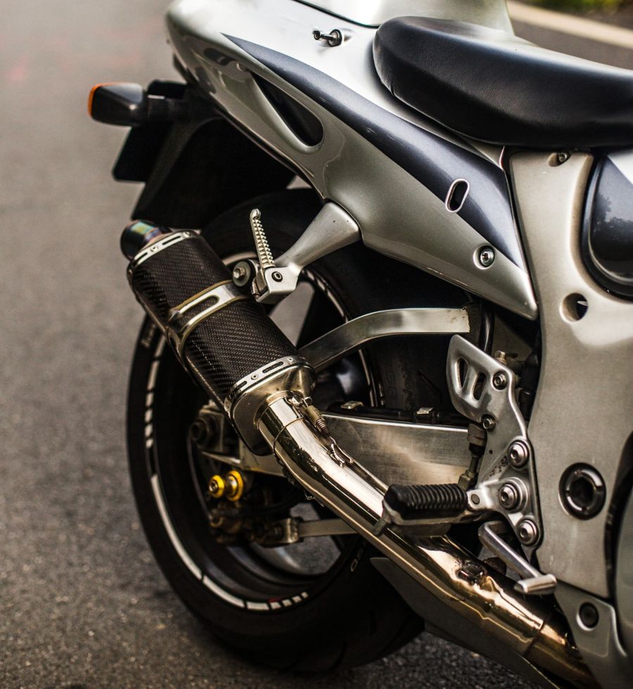 Motocyklista bez řidičského oprávnění narazil ve Žďáru do vozu autoškoly. Motorka neměla značky