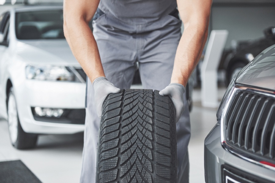 Pneuservisům se před zimou rychle plní termíny. Mechanici někdy pracují přesčas