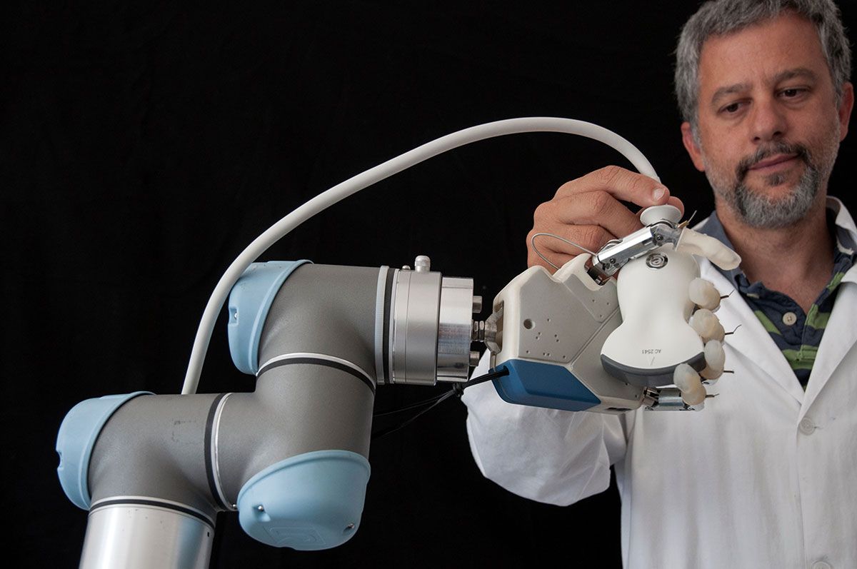 obrázek: Průmyslový robot či cobot dokáže zvýšit efektivitu vaší výroby
