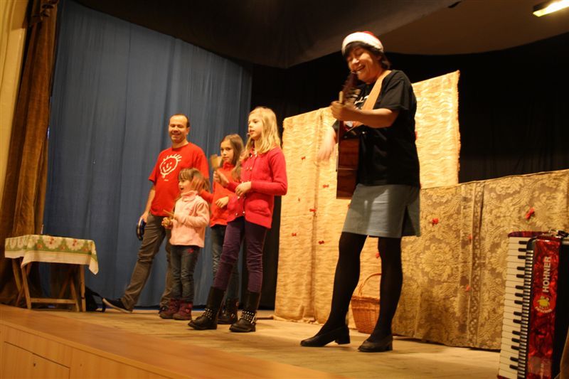 Advent začal v Jaroměřicích nad Rokytnou rozsvícením vánočního stromu