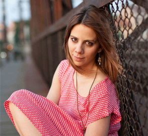 obrázek: Aneta Langerová na zámku ve Valči