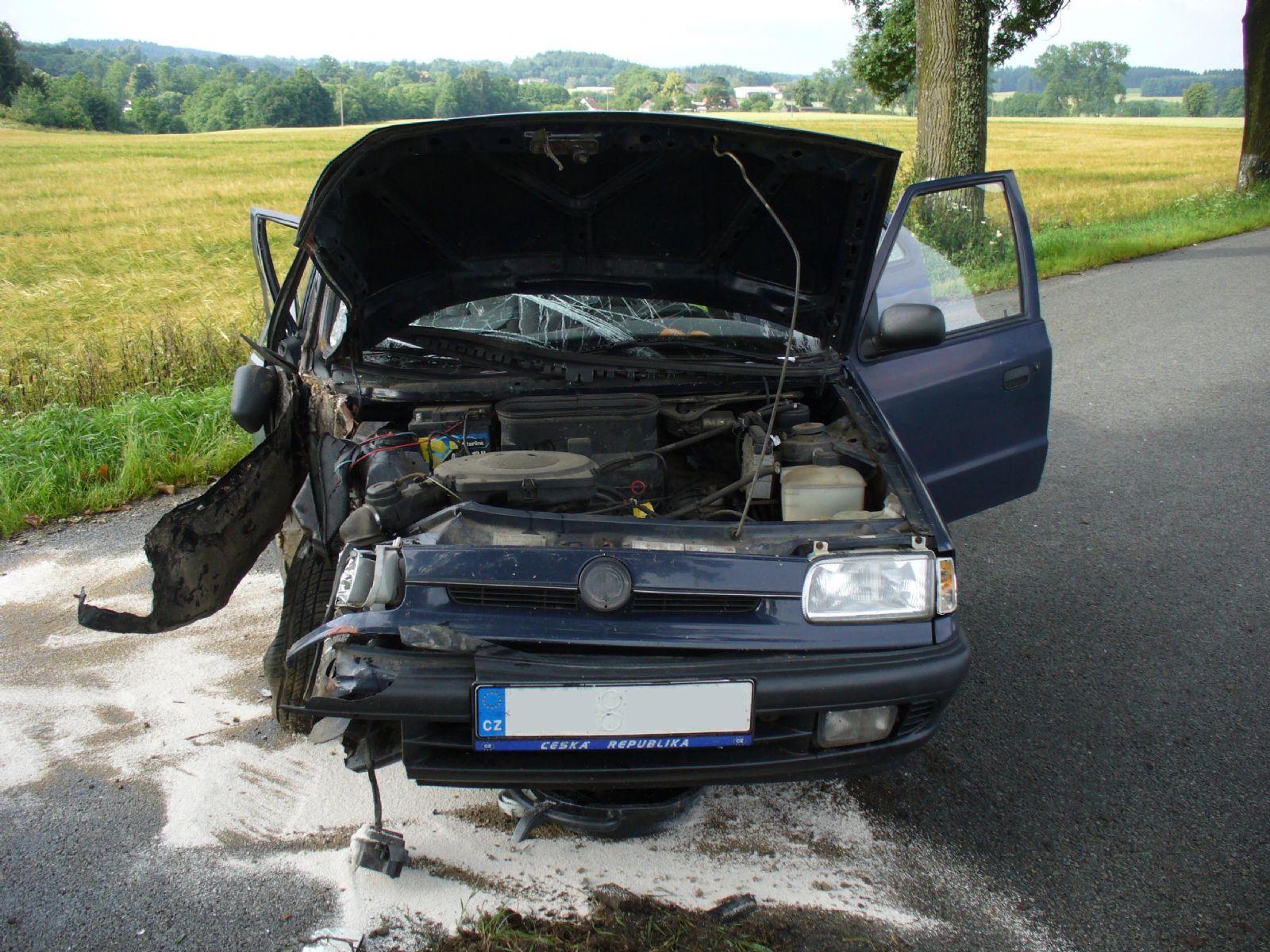 Auto narazilo do stromu u Žirovnice. Tři zranění