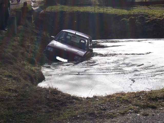 Auto skončilo na Jihlavsku v rybníce