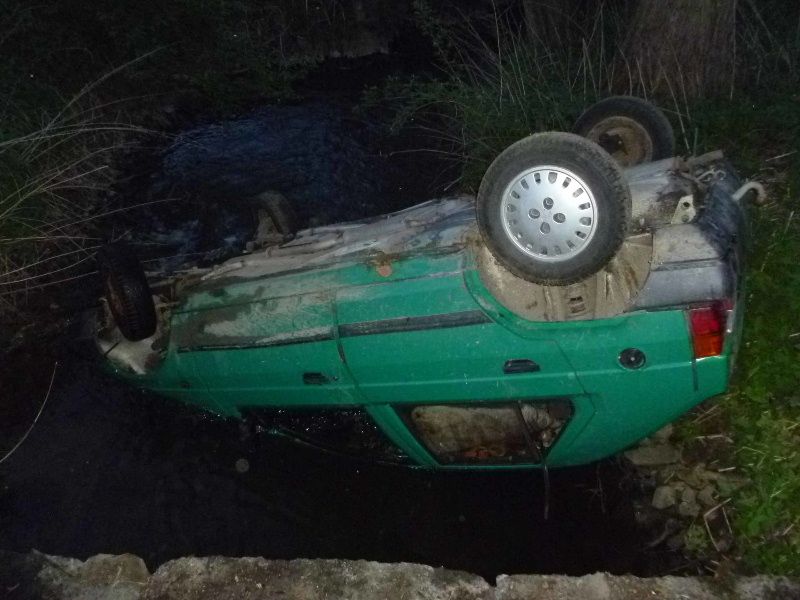 Auto spadlo v Jedově do náhonu