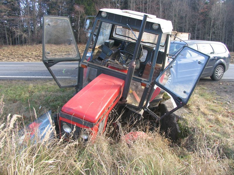 Autobus a traktor havarovaly v pondělí kolem poledne na Havlíčkobrodsku