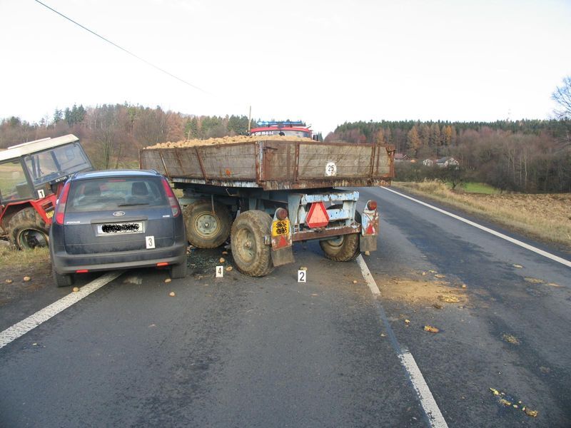/uws_images/firmy/083199/clanky/autobus-a-traktor-havarovaly-v-pondeli-kolem-poledne-na-havlickobrodsku/000002_h.JPG