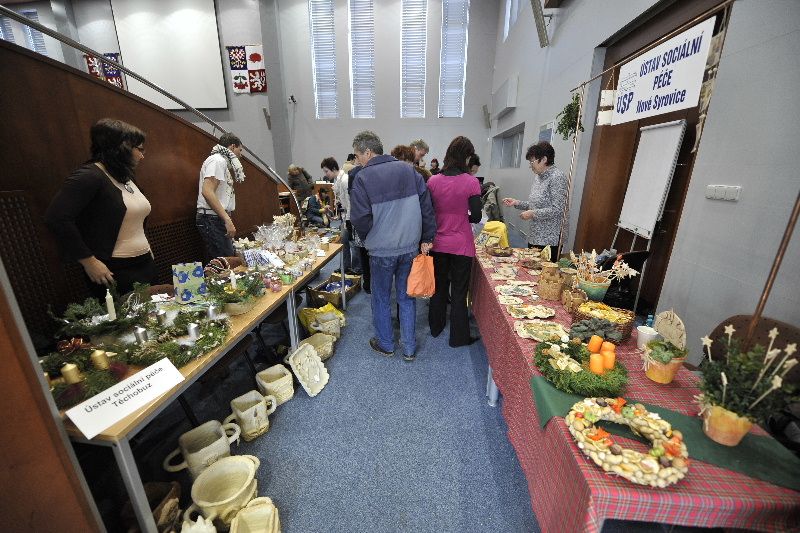 Barevné Vánoce ovládly krajský úřad