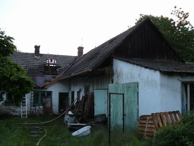 Blesk zapálil střechu v Dlouhé Brtnici