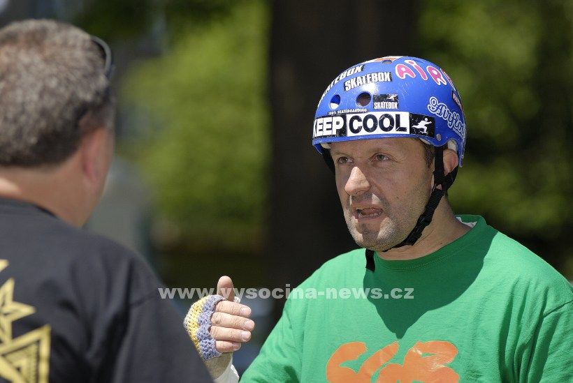 Brod v obležení skateboardistů