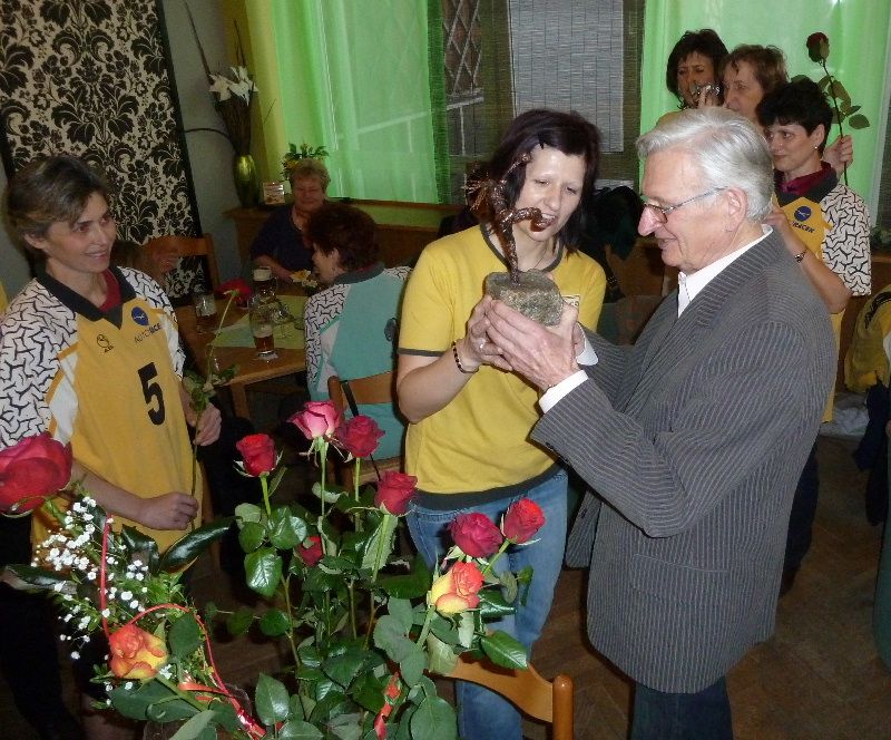 Brodské házenkářky popřály svému trenérovi k životnímu jubileu