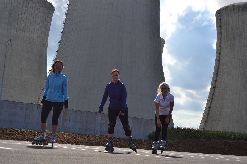 obrázek: Bruslaři vyrazili pod věže Jaderné elektrárny Dukovany