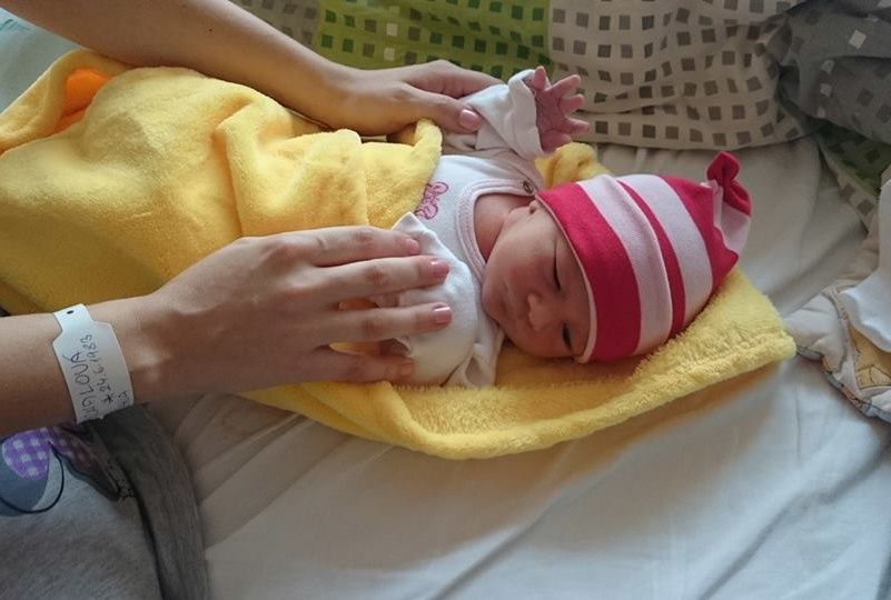 obrázek: Čepičky pro miminka v brodské nemocnici od vězenkyň ze Světlé nad Sázavou