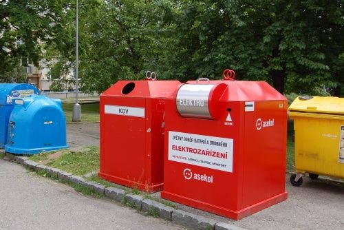 Červené kontejnery na elektrošrot přibyly v Brodě