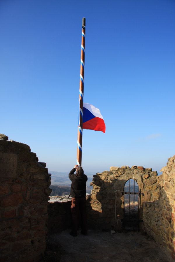 Česká vlajka nad lipnickým hradem