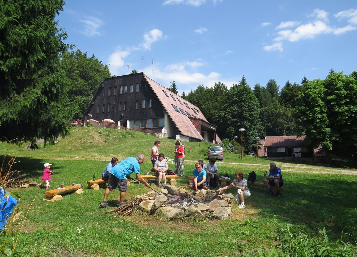Chata na Čeřínku stojí sto let, turisté jubileum oslavili pochodem