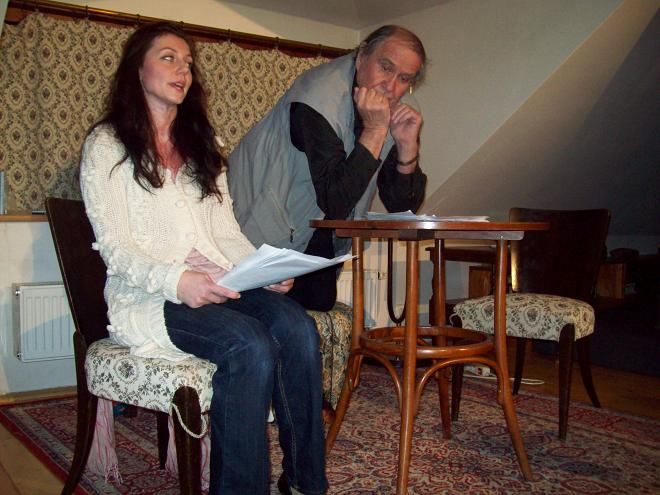 Chloé a Pierre v brodské kavárně U Notáře