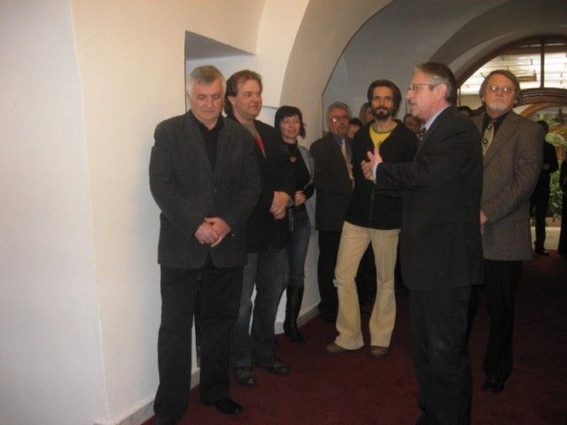 Confronto srovnává autory i materiál