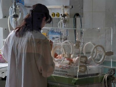 Cyklisté předali v brodské nemocnici fototerapeutické lampy pro novorozence