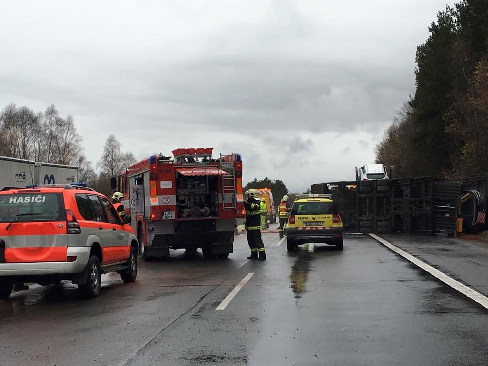 Dálnice na Vysočině se před sedmou ve směru na Prahu zastavila