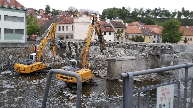 obrázek: Demolice mostu v Třebíči začala